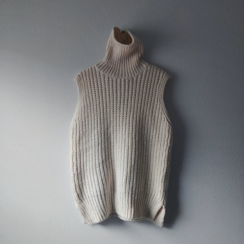 H&M Cream Sleeveless Turtleneck Sweater